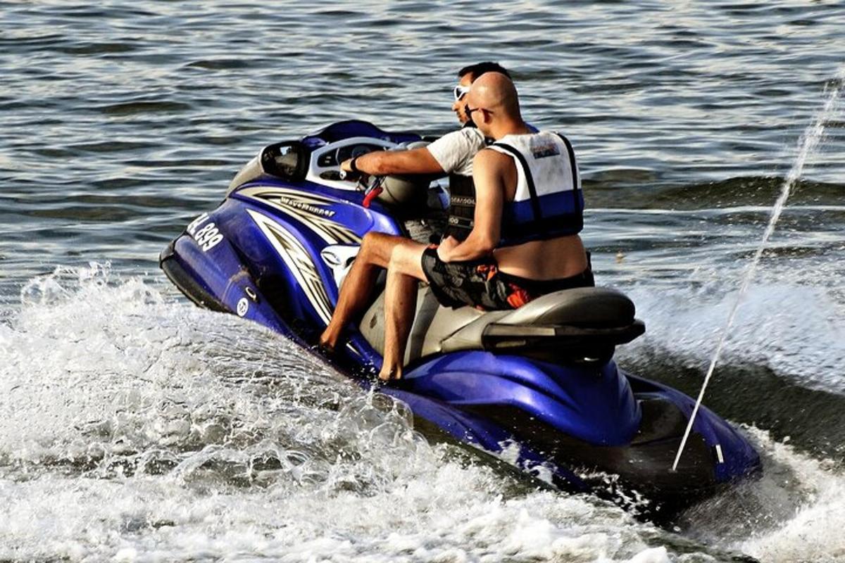 Dos hombres viajando en una moto acuática en el agua