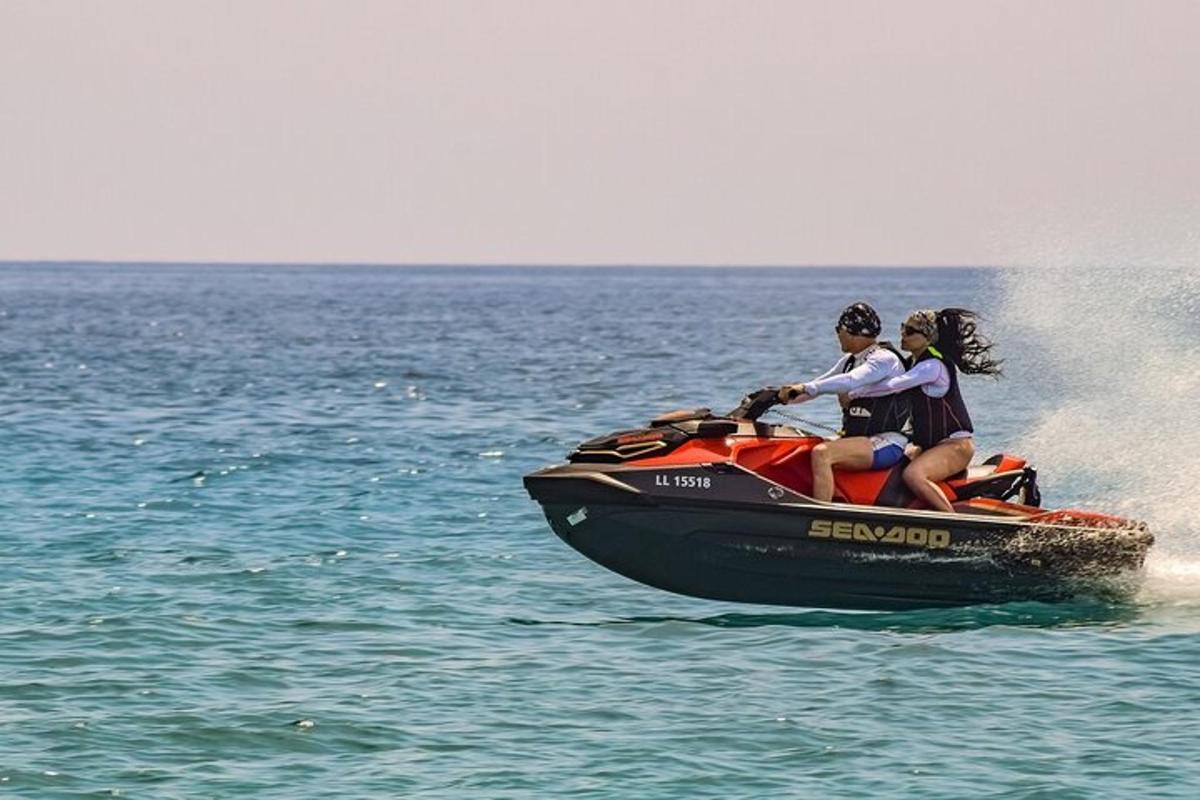 Un grupo de personas viajando en una moto acuática en el agua.