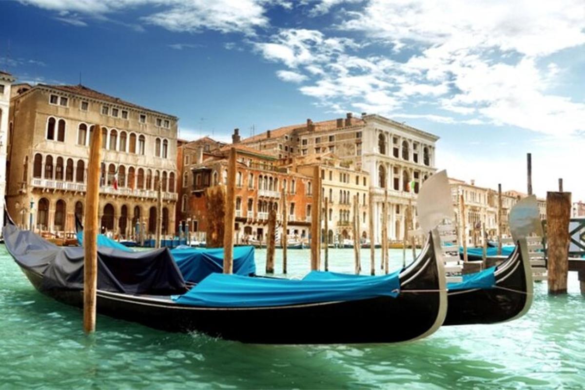 một chiếc thuyền gondola nằm trên mặt nước trước các tòa nhà