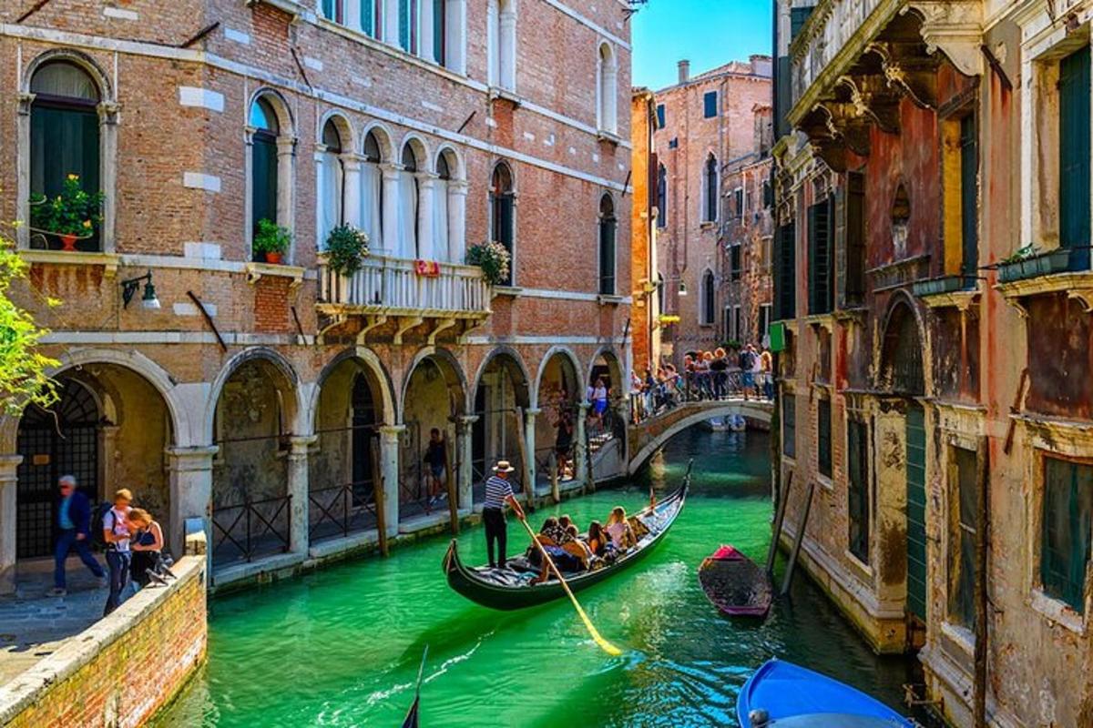 một nhóm người trên thuyền gondola ở kênh đào