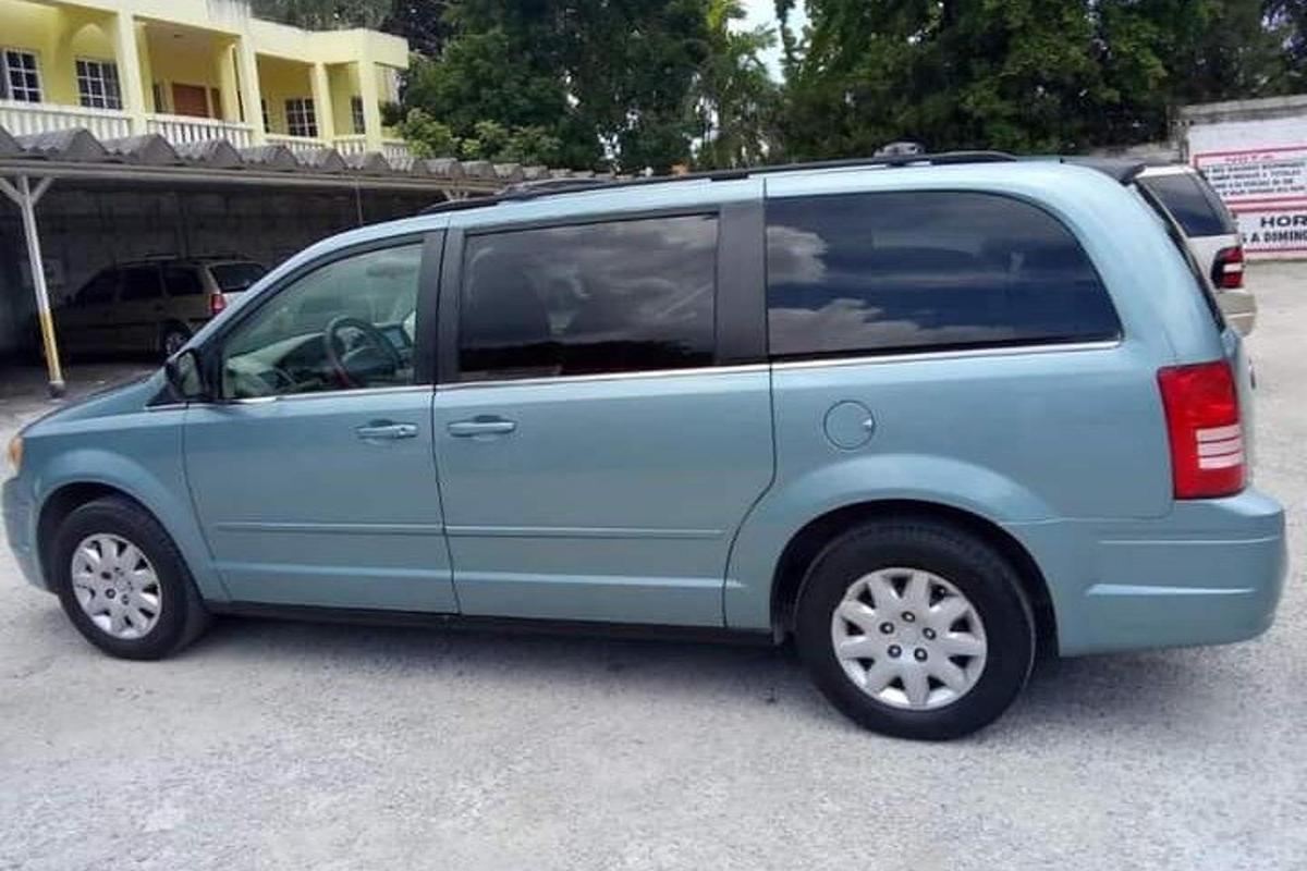 uma van azul estacionada em um estacionamento