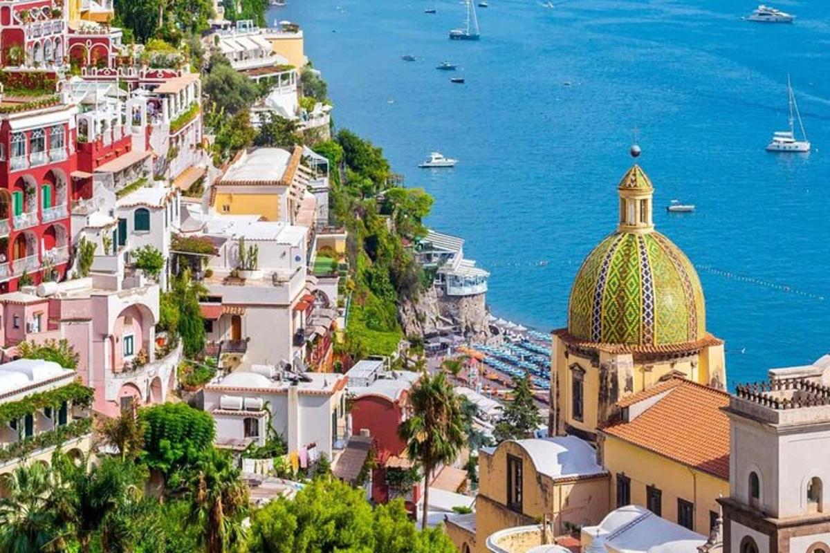 una vista de la costa amalfitana amb una mesquita