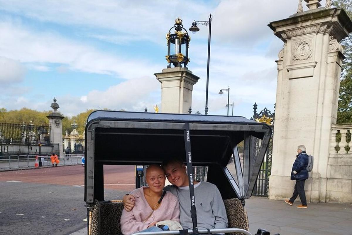 un home i una dona asseguts en un carret de golf