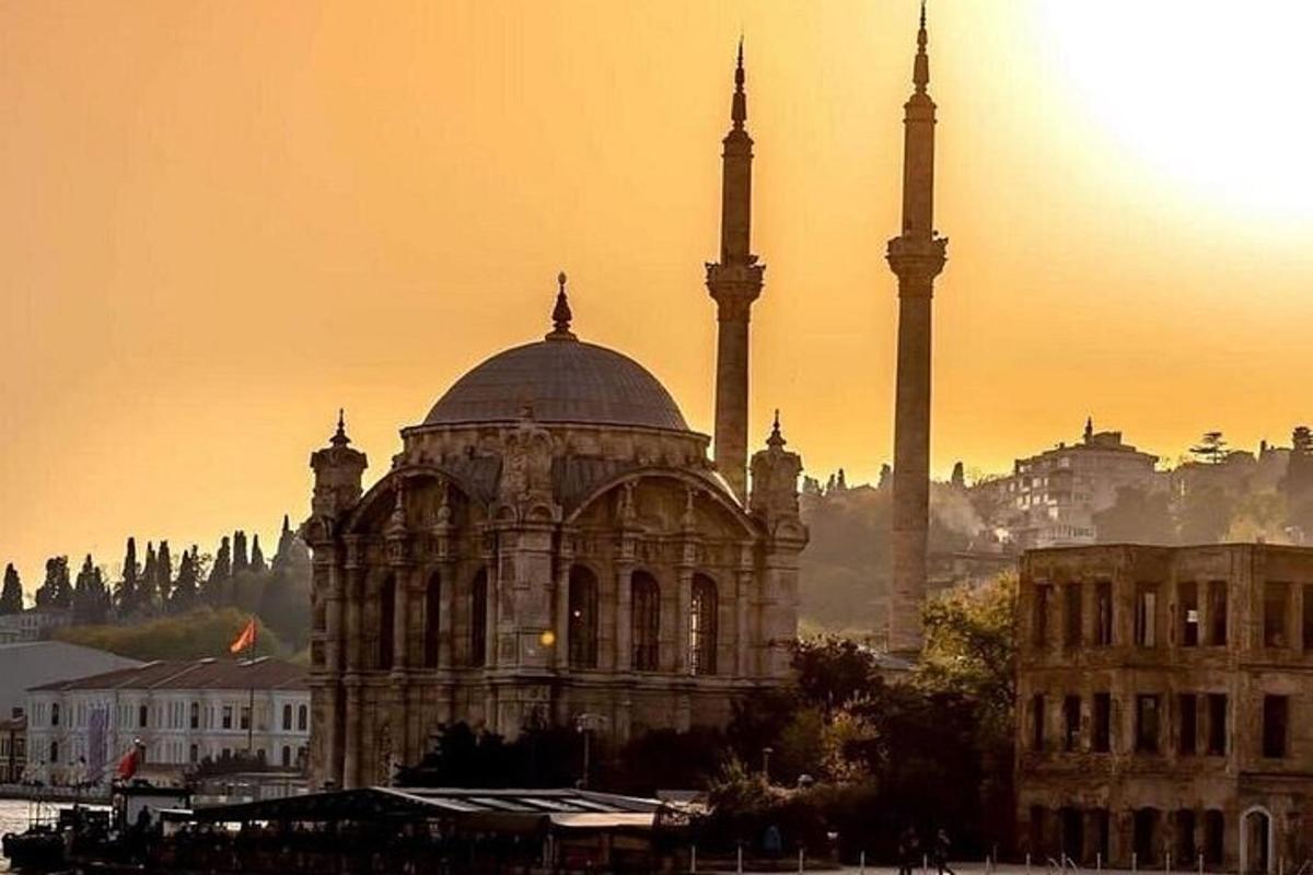 stavba z mošejo z dvema minaretoma