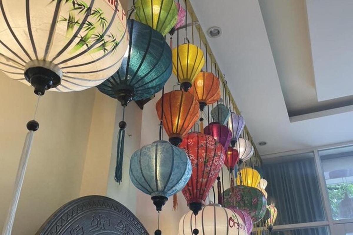 un gruppo di lanterne colorate appese al soffitto