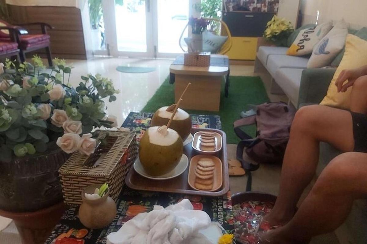 un soggiorno con un tavolo con una torta sopra