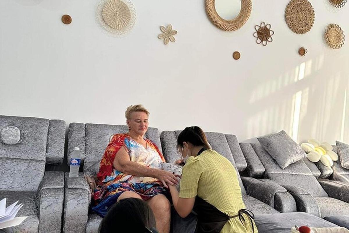 due donne sedute su un divano che parlano tra loro