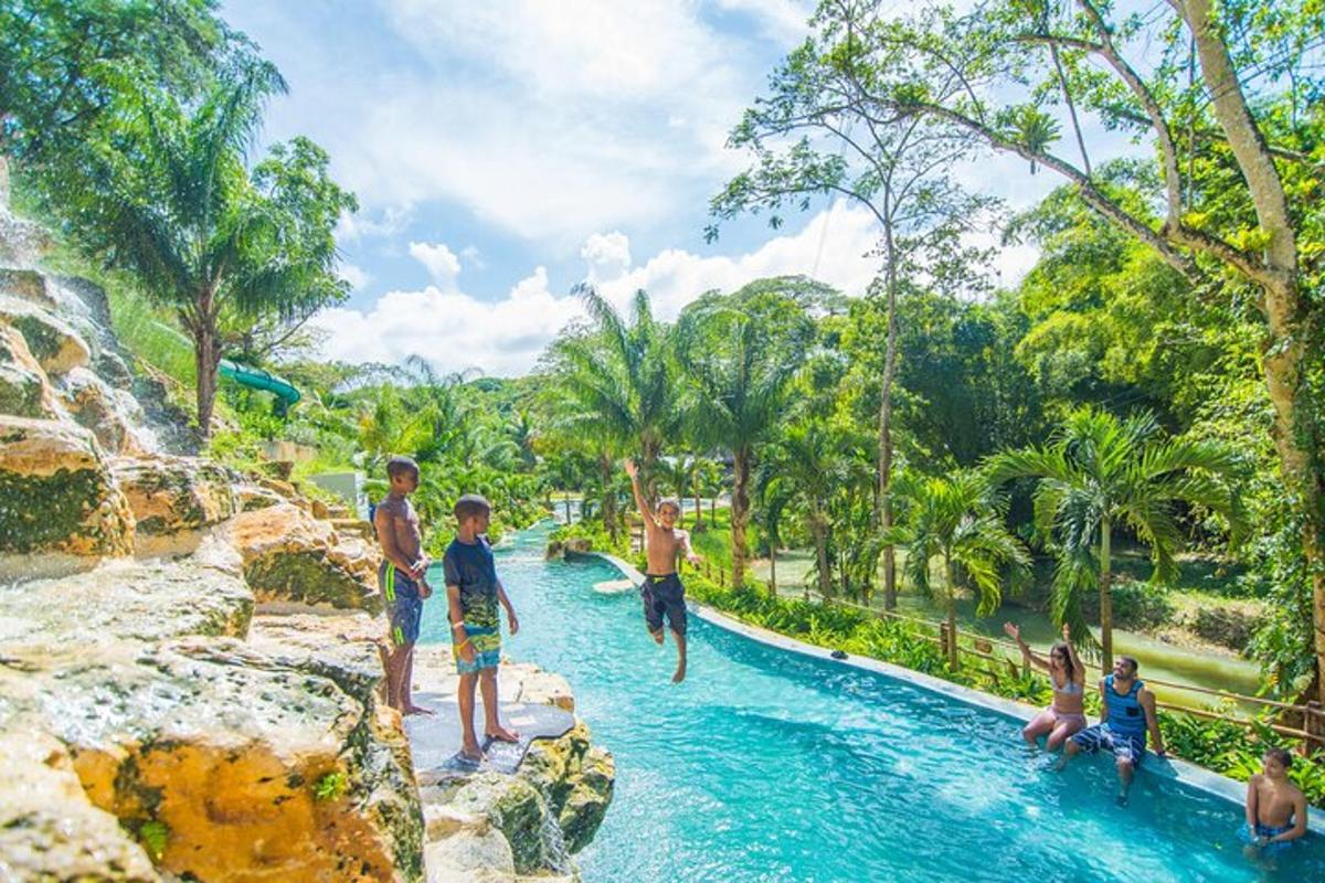 sekumpulan orang di kolam di taman air