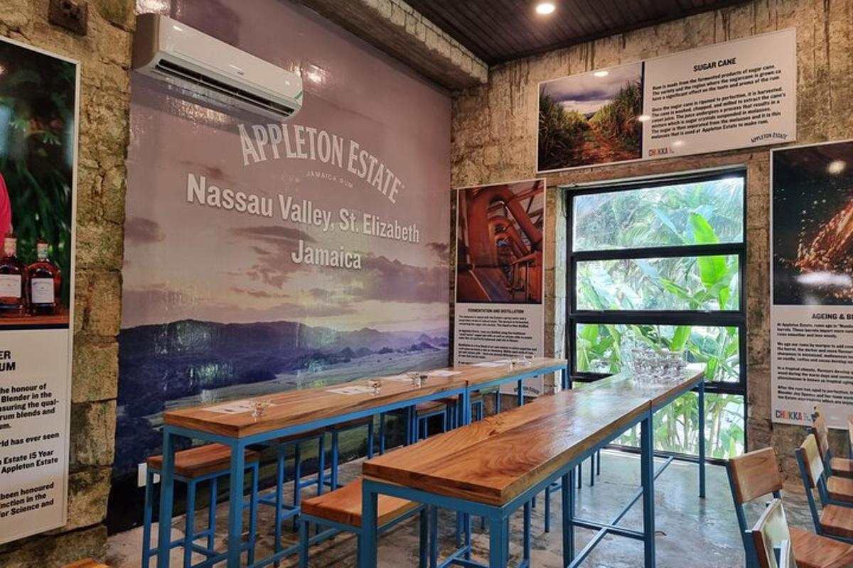 uma sala de jantar com mesas e uma parede com pôsteres
