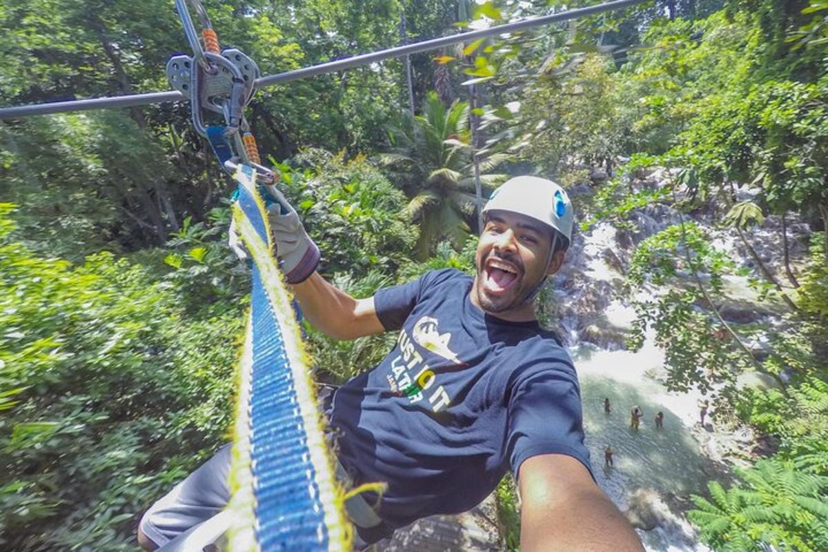 muž na zip line v džungli