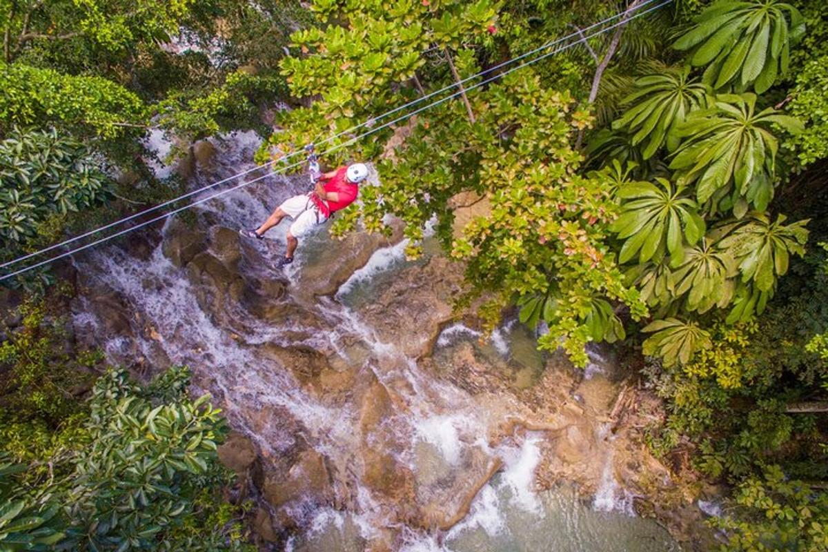 seorang lelaki menunggang zip di atas air terjun