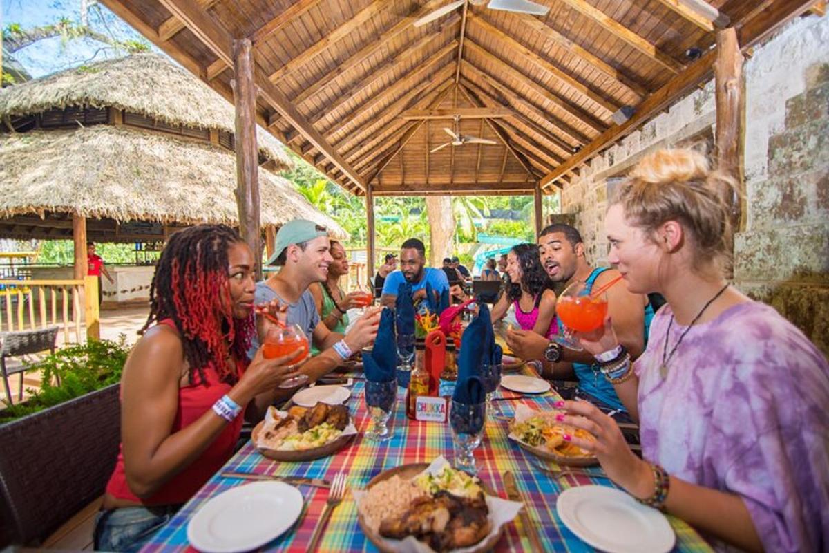 Un grupo de personas sentadas en una mesa comiendo comida