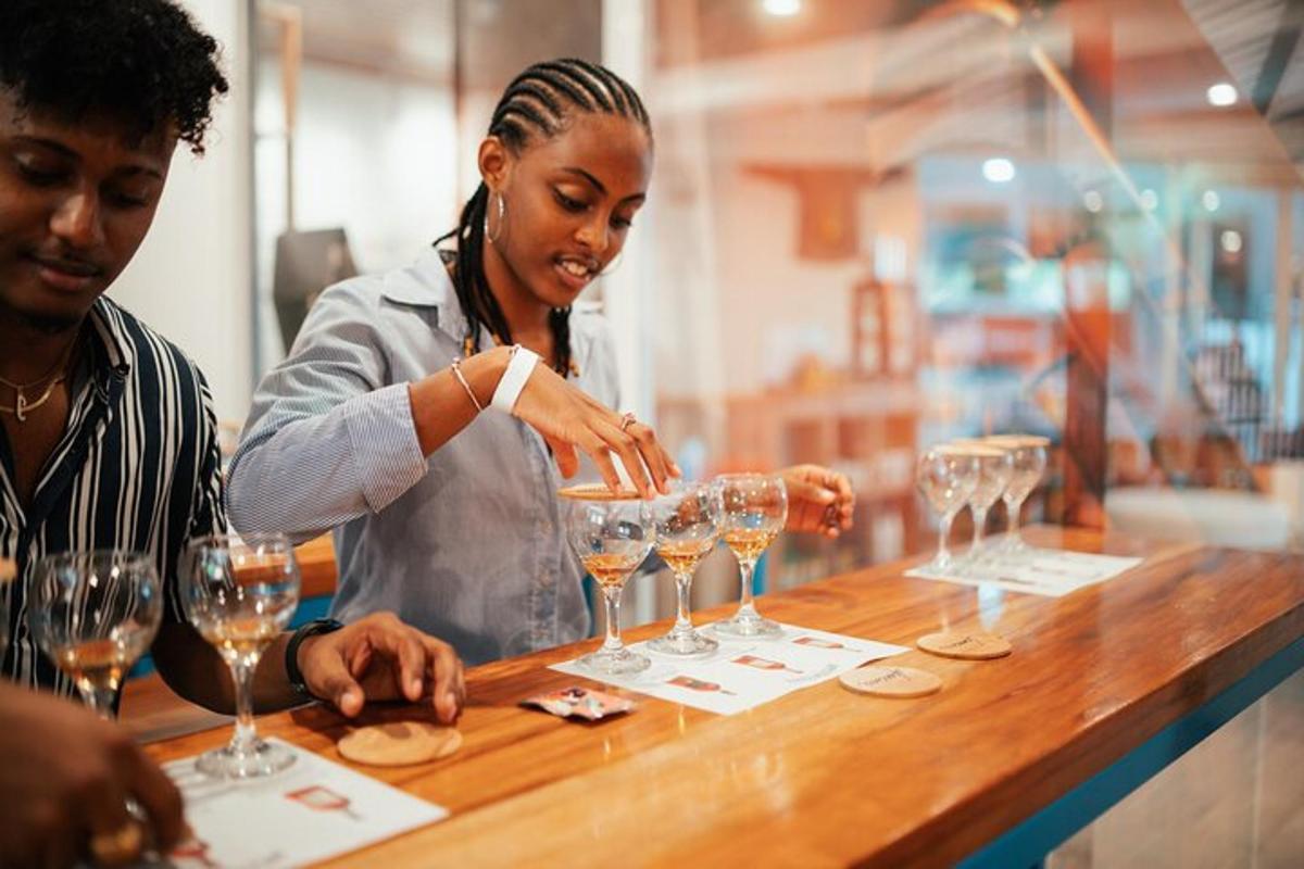 uma mulher em pé em um bar com taças de vinho