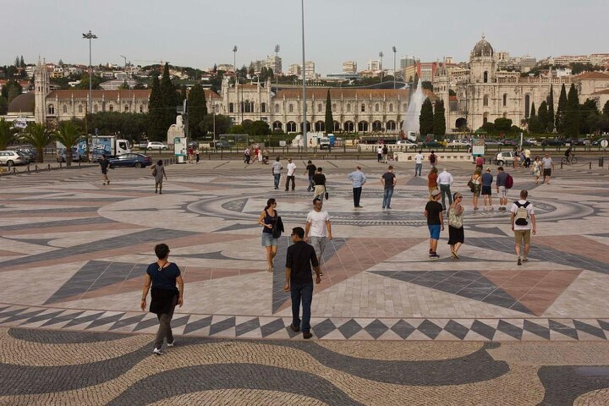 Un grupo de personas caminando por una gran plaza.