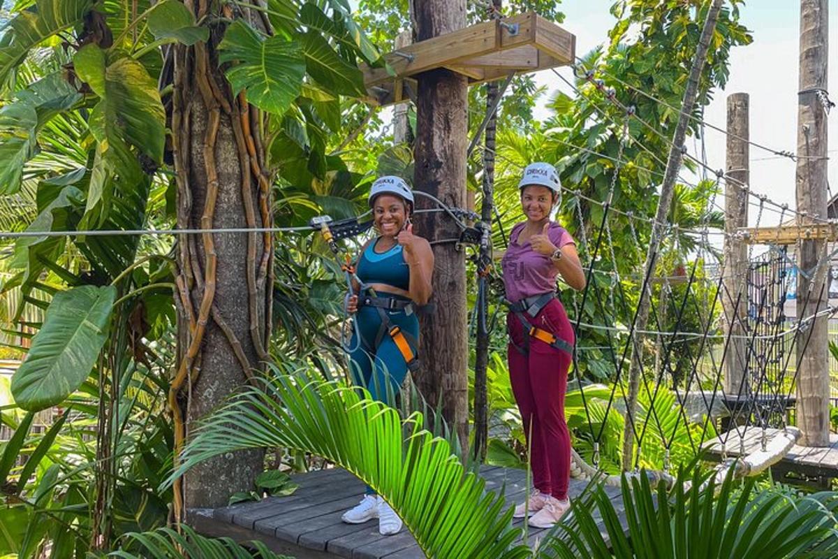 két nő egy zipline-on a dzsungelben