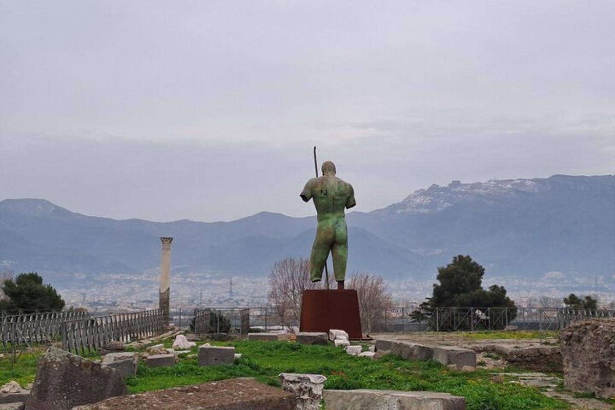 ένα άγαλμα ενός άνδρα που κρατάει ένα ρόπαλο του μπέιζμπολ