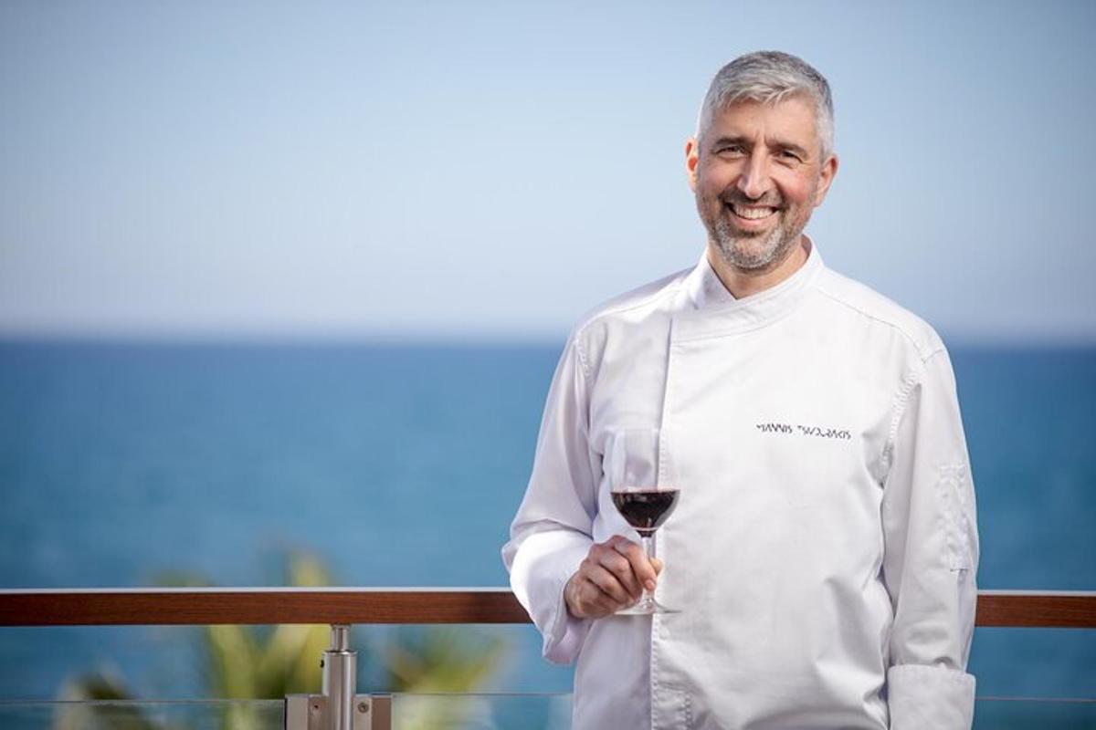 moški drži kozarec vina