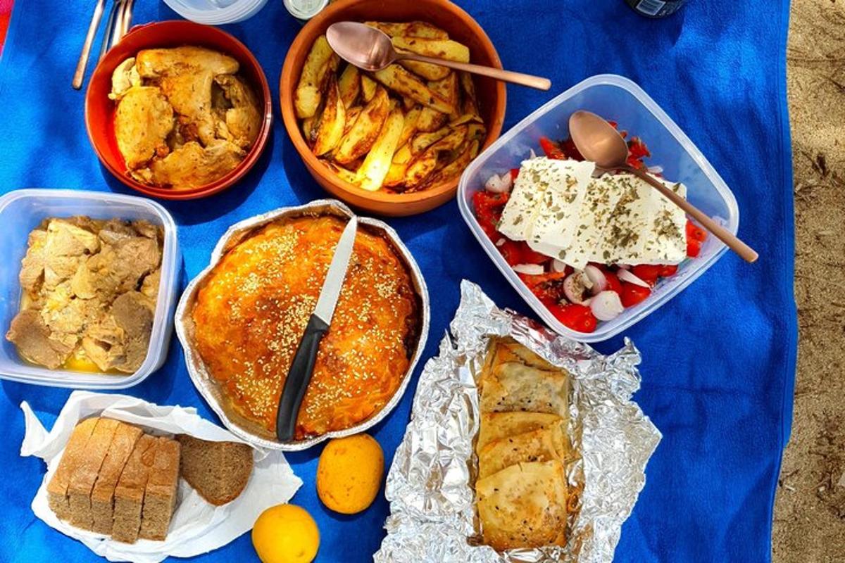 ένα μπλε τραπέζι με δίσκους με διαφορετικά είδη φαγητού