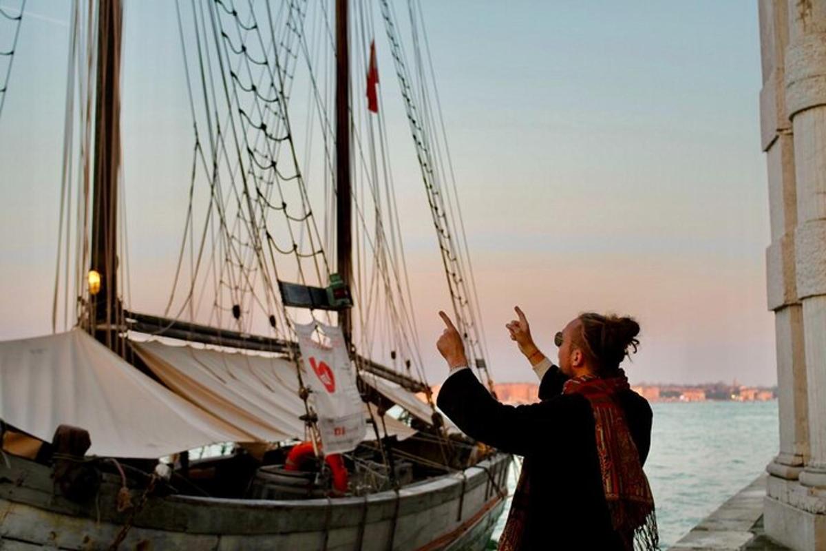 Μια γυναίκα φωτογραφίζει ένα σκάφος
