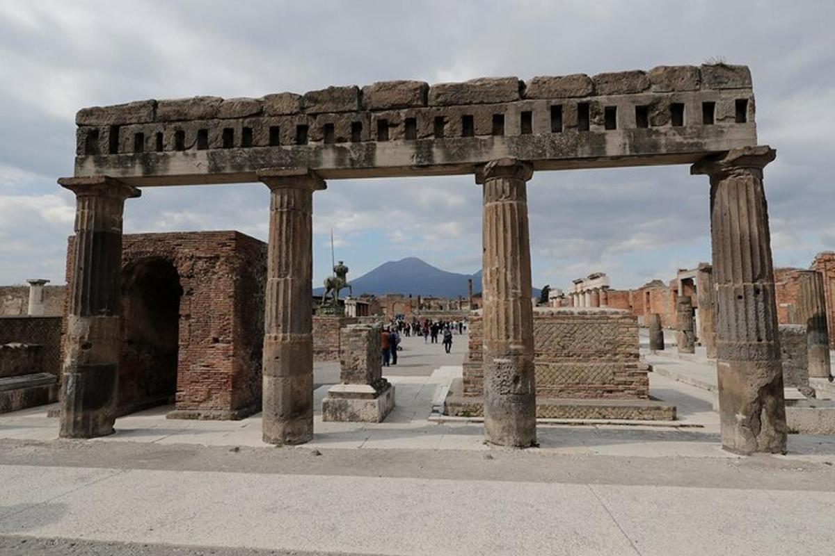 um arco nas ruínas de um edifício