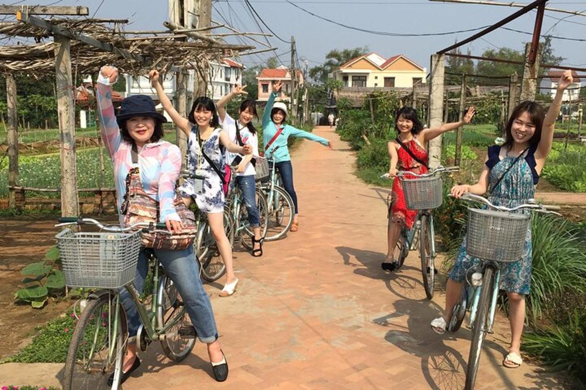 một nhóm các cô gái đang đạp xe xuống một con đường đất