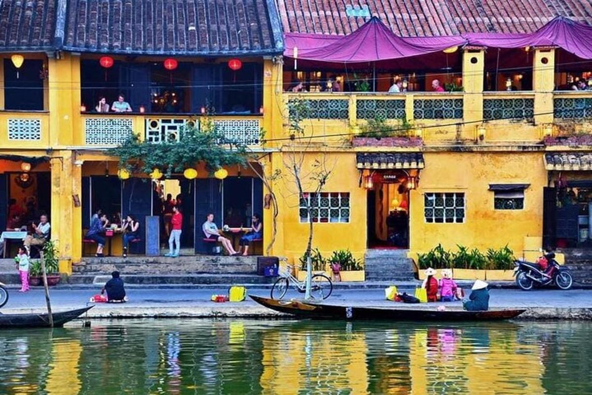 một chiếc thuyền trên mặt nước trước một tòa nhà
