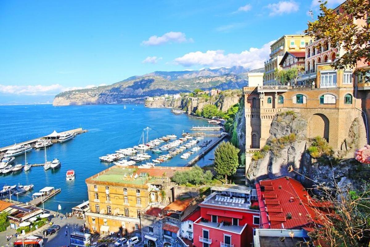 una vista di un porto con barche in acqua