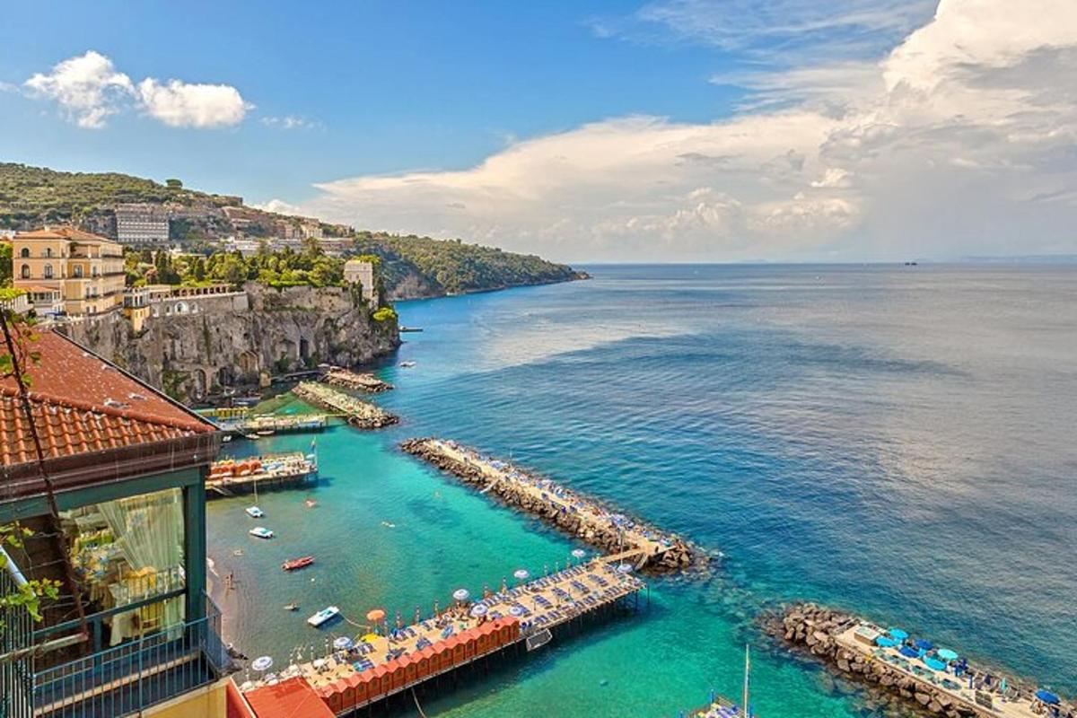 una vista di una spiaggia con barche in acqua