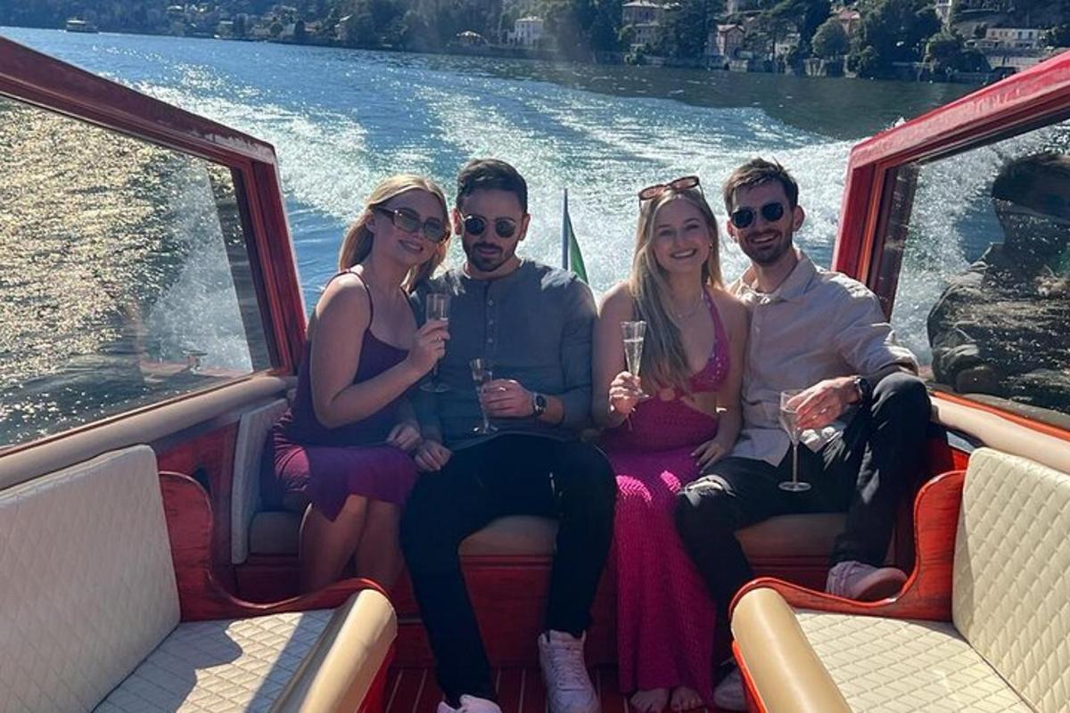un grupo de personas sentadas en un barco