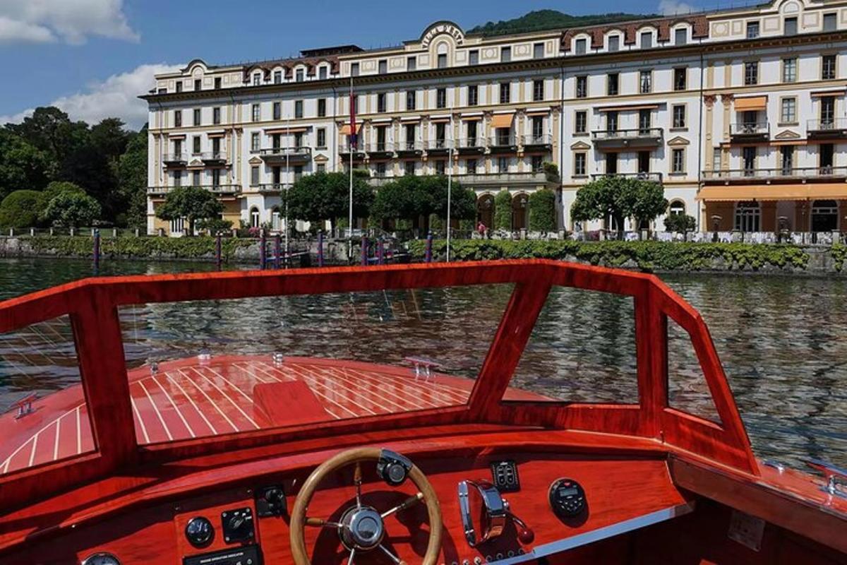 un barco en el agua frente a un edificio