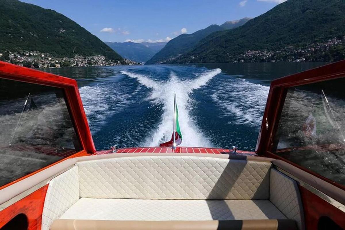 un barco con estela en el agua