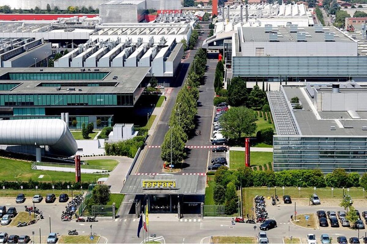 een luchtfoto van een parkeerplaats voor een gebouw
