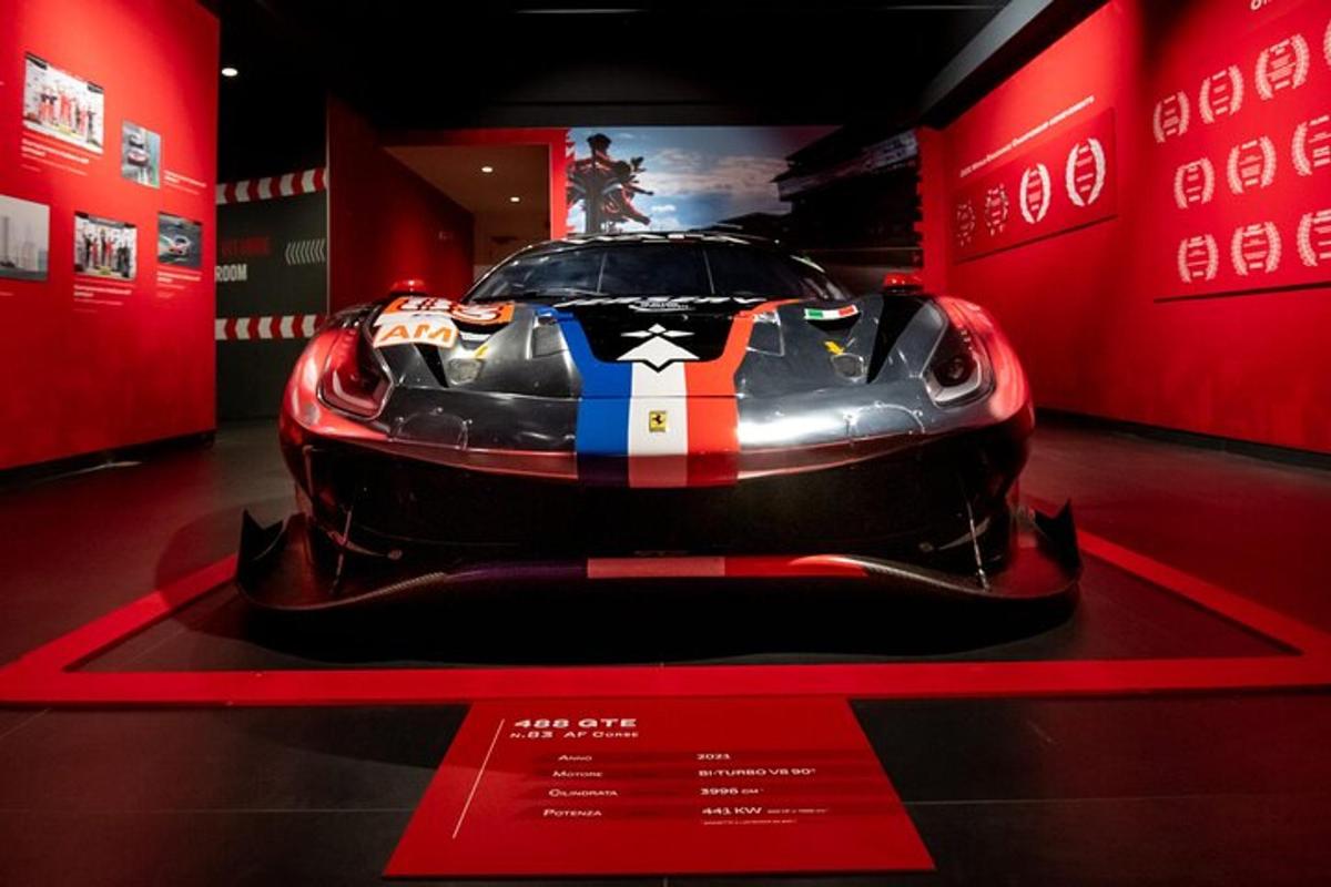 een raceauto tentoongesteld in een museum