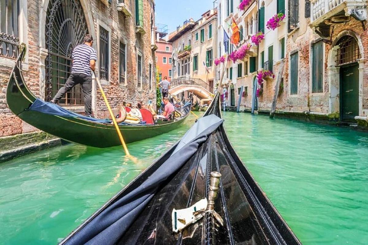 sebuah gondola sedang mendayung menyusuri kanal di sebuah kota