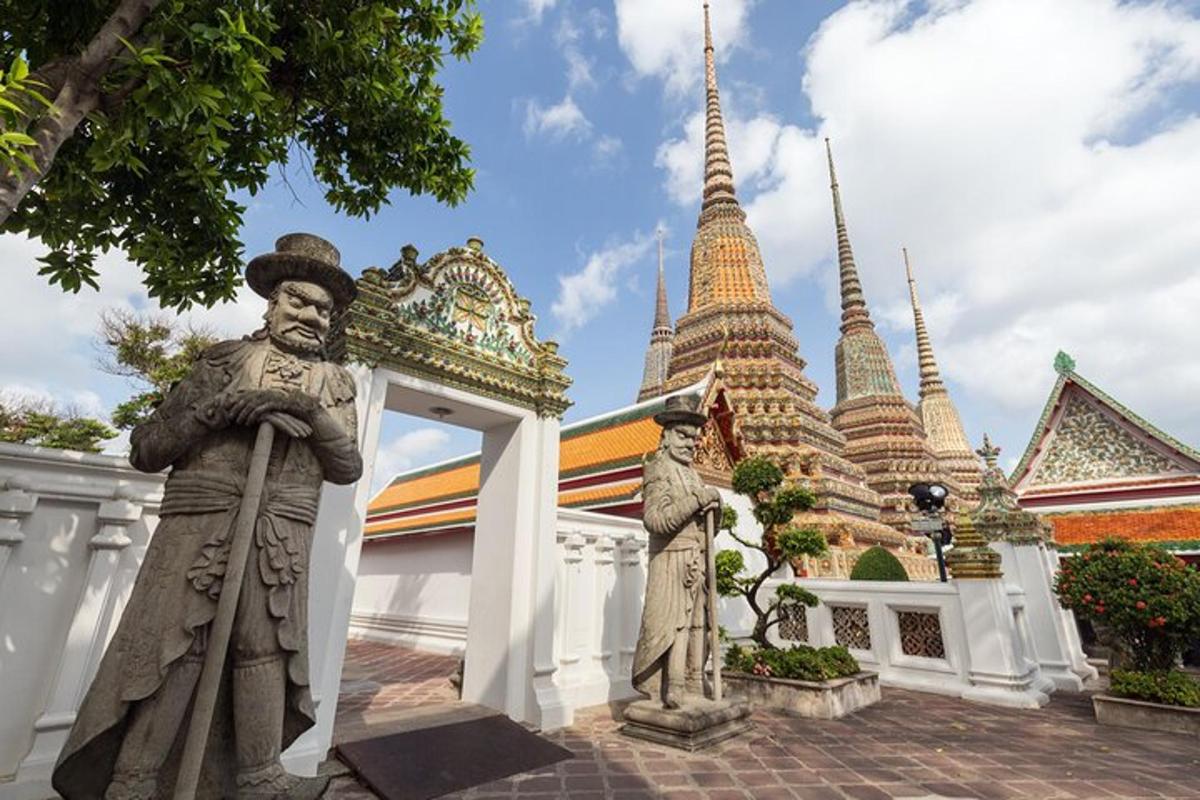 twee beelden staan voor een tempel