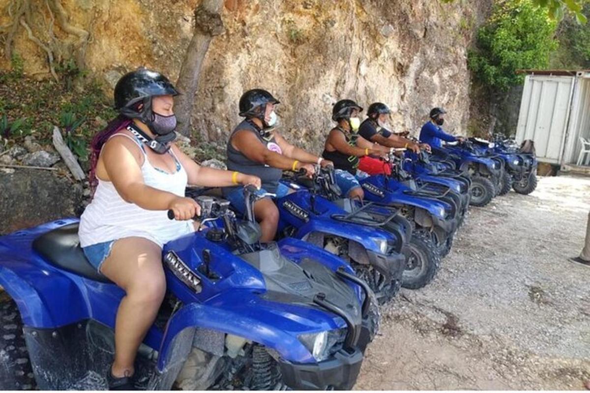 isang grupo ng mga tao ang nakaupo sa mga motorsiklo