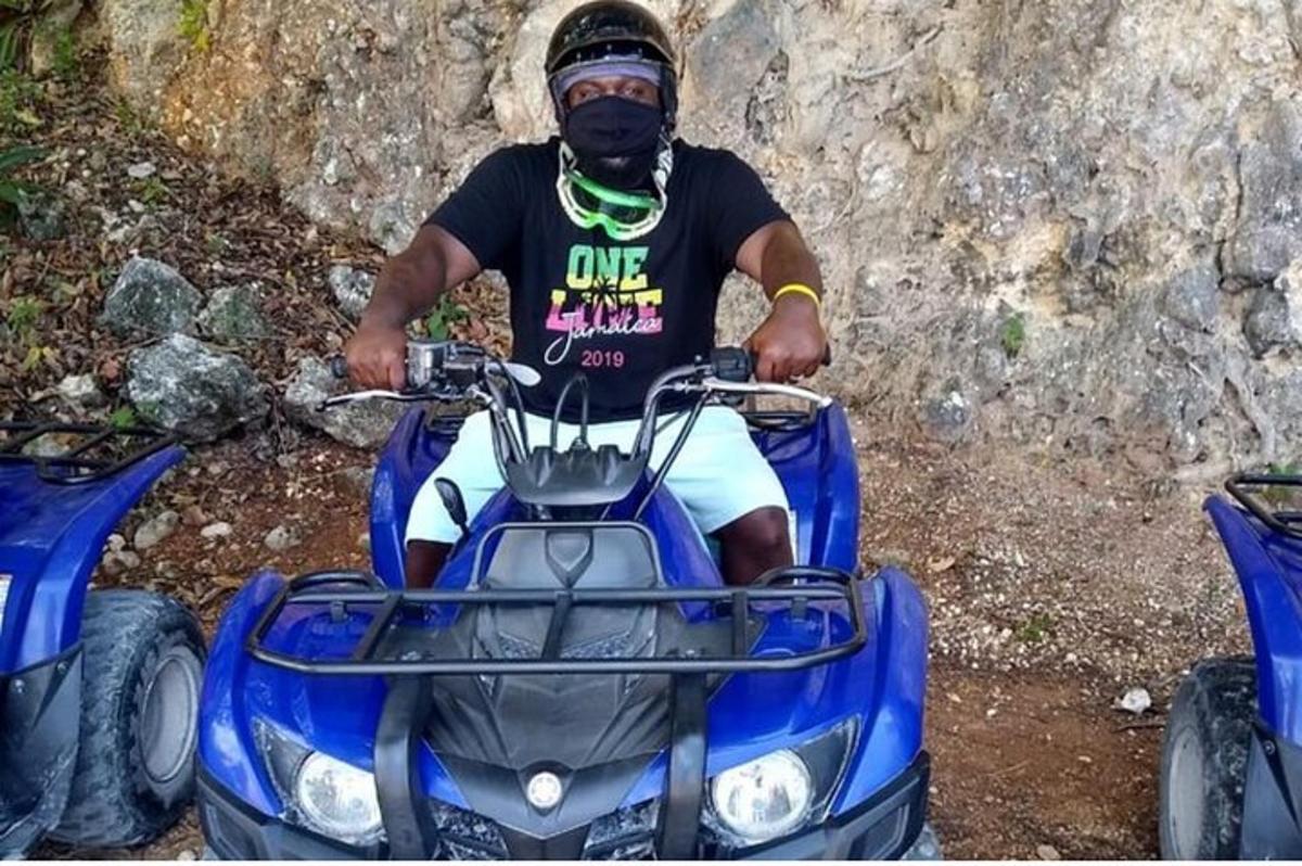 isang lalaking nakasakay sa quad bike