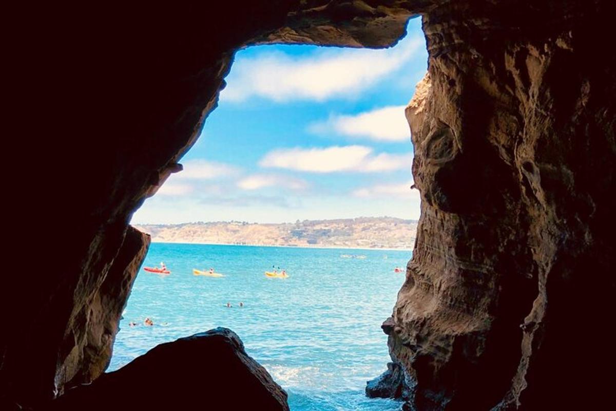 una vista de l'oceà des d'una cova