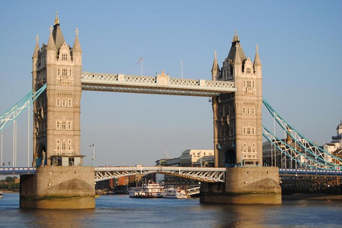 uma grande ponte sobre a água com uma cidade