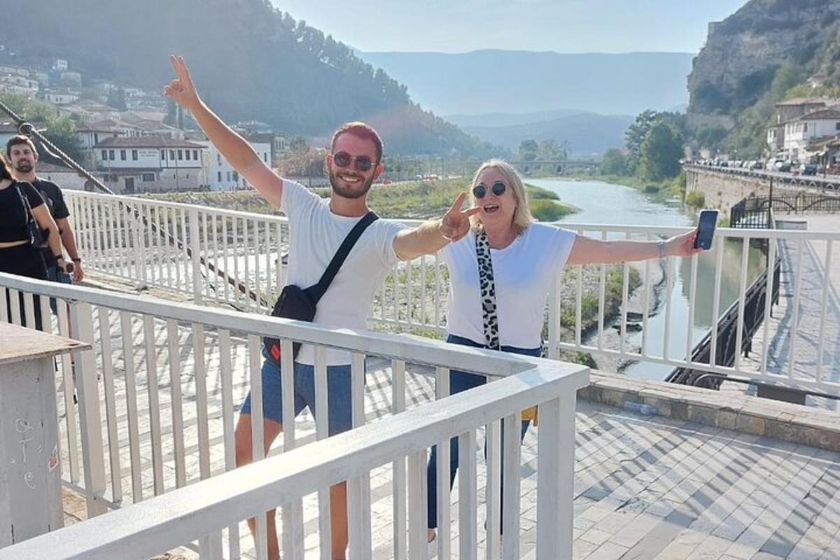 ένας άντρας και μια γυναίκα που στέκονται σε μια γέφυρα