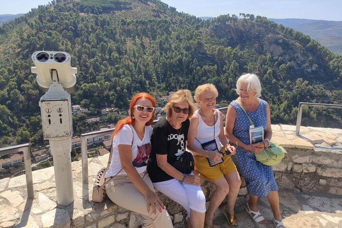 Μια ομάδα γυναικών που κάθονται σε ένα περβάζι με μια κάμερα