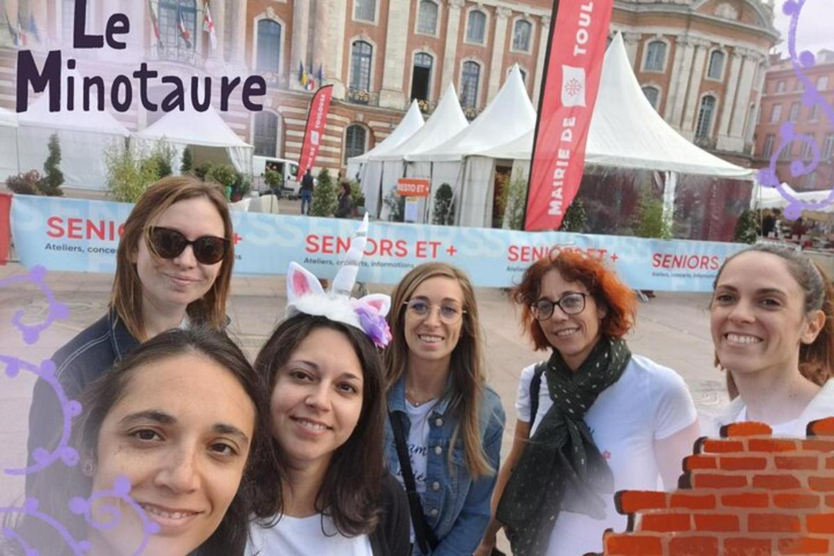 skupina žen pózujících pro fotografii na akci