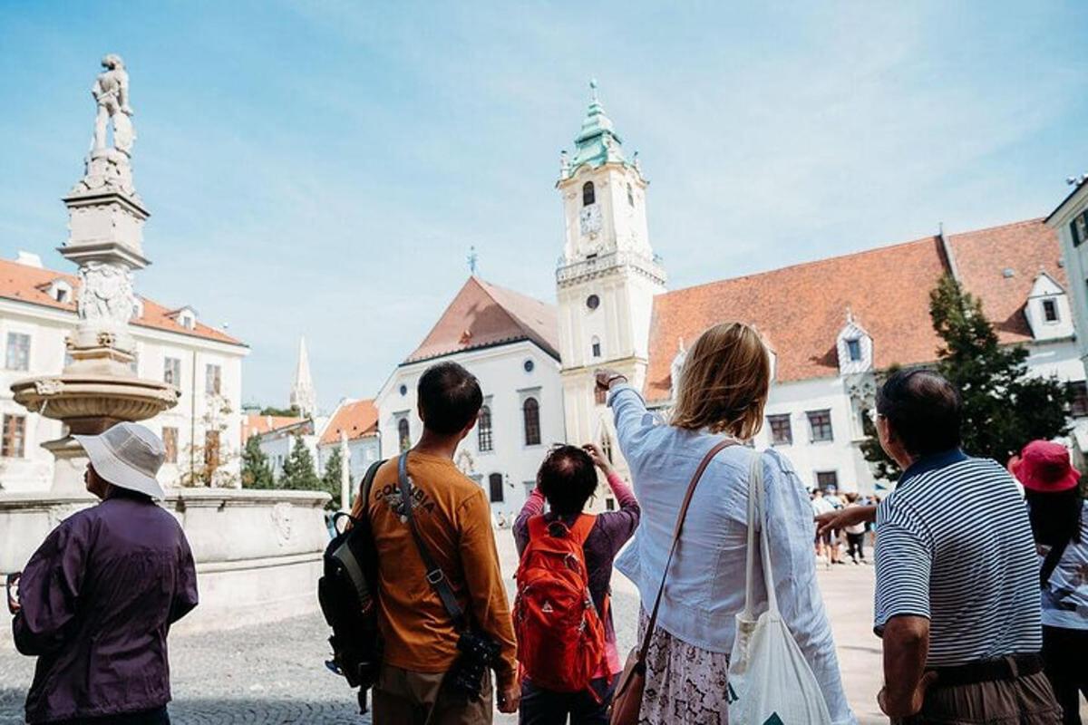 skupina lidí stojících před budovou