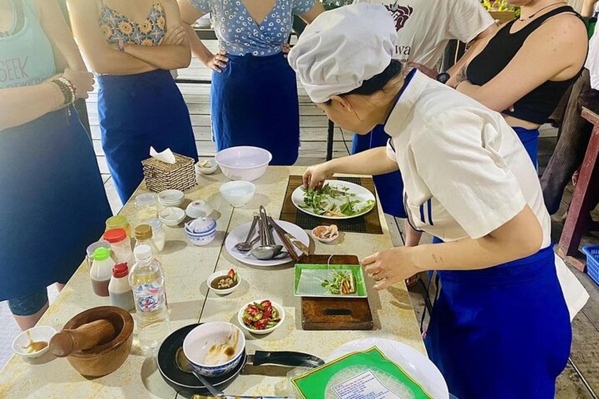 요리사 모자를 쓴 여성이 테이블에서 음식을 준비하고 있다