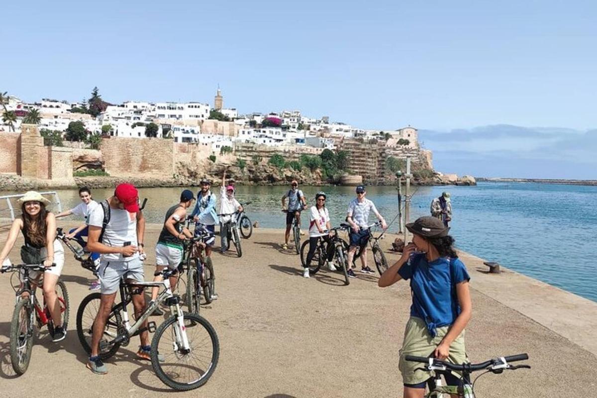 un gruppo di persone in bicicletta su un molo vicino all'acqua
