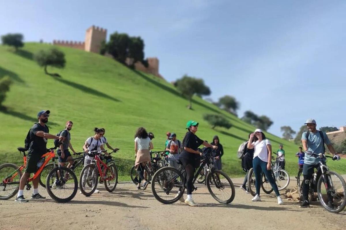 um grupo de pessoas em bicicletas em uma estrada de terra
