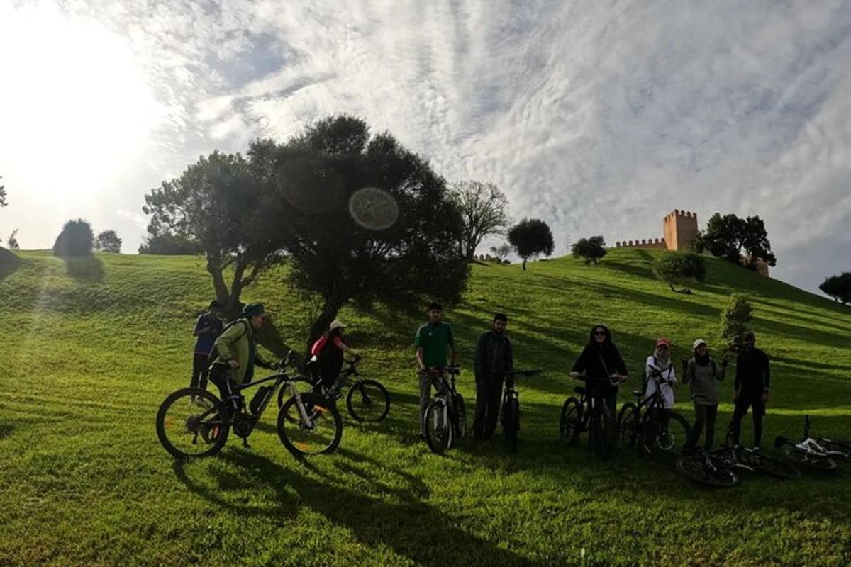 un gruppo di persone in bicicletta in un campo