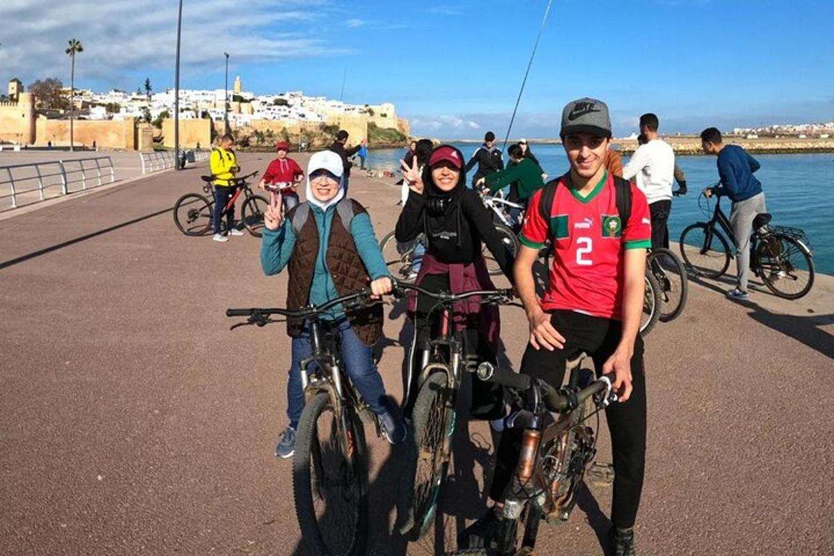 un gruppo di persone in bicicletta su un ponte