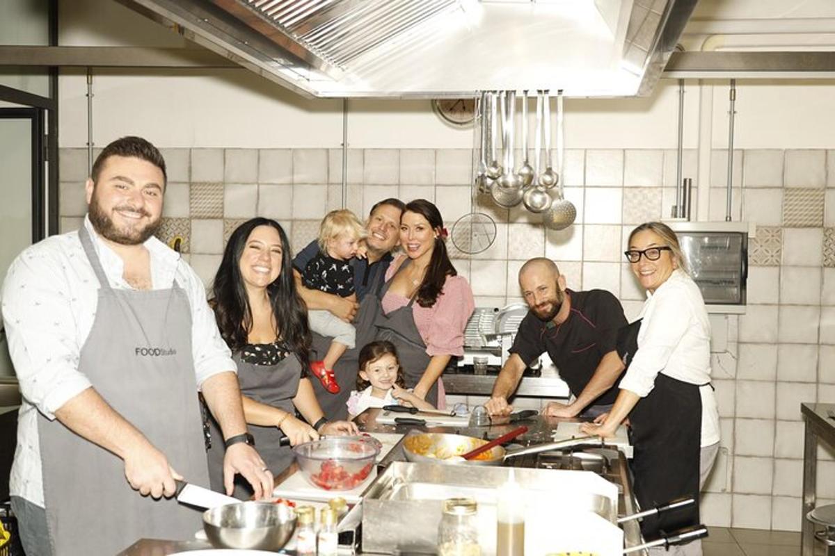 un gruppo di persone in cucina che preparano il cibo