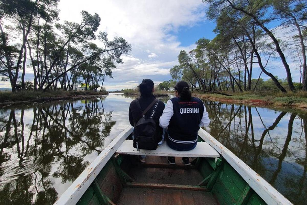 due persone sedute su una barca in acqua